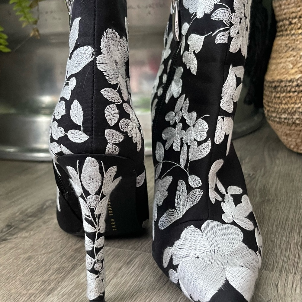 Black heel boots with white embroidered flowers. Worn once. Size 38.